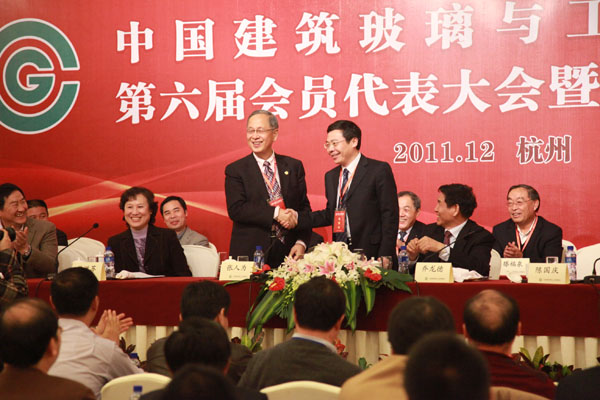 新老会长握手